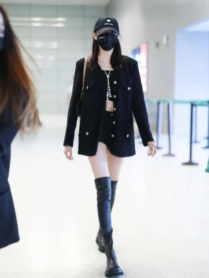 手术|杨幂关晓彤杠上了？撞衫尴尬就算了，还被网友喷做了直腿手术…