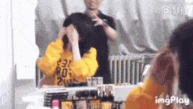 蒋梦婕|女明星为了发际线有多拼？蒋梦婕戴假发片，鞠婧祎糊了满脑袋粉