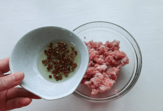 羊肉馅放花椒水 8c9d10ce9547483086825ed249dd694d.png