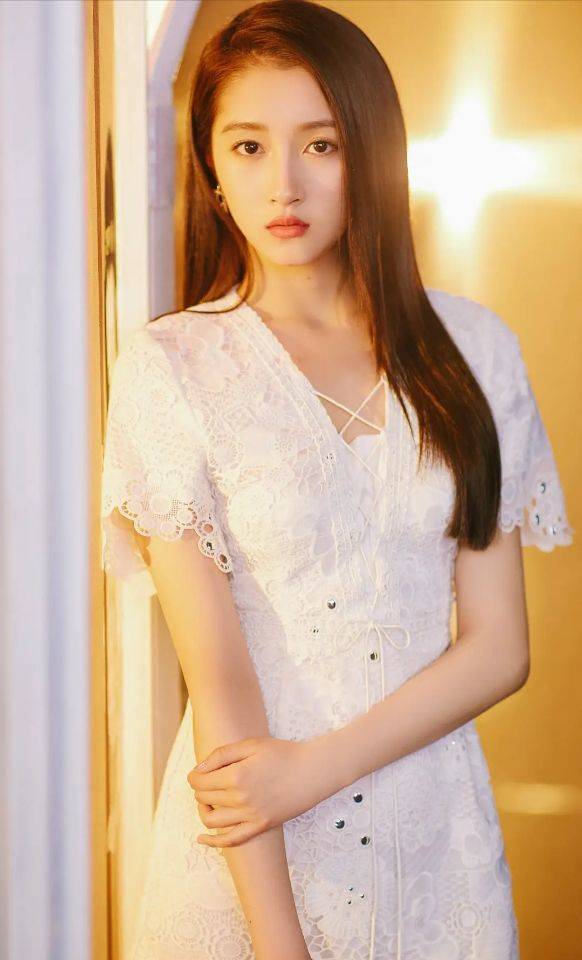 90后小花旦关晓彤写真集:清新靓丽,甜美可人!