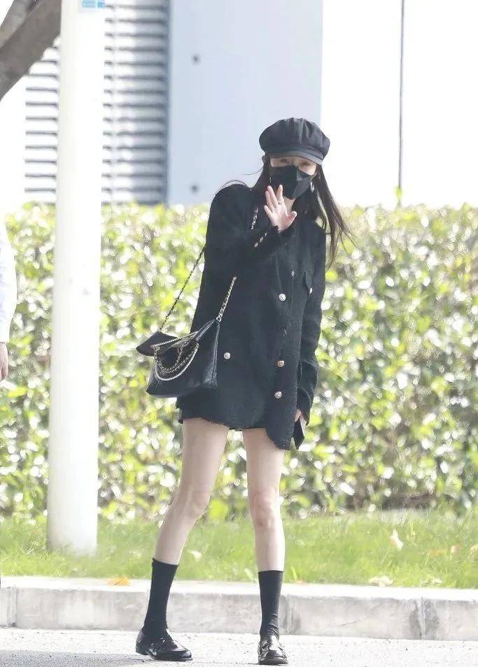 手术|杨幂关晓彤杠上了？撞衫尴尬就算了，还被网友喷做了直腿手术…