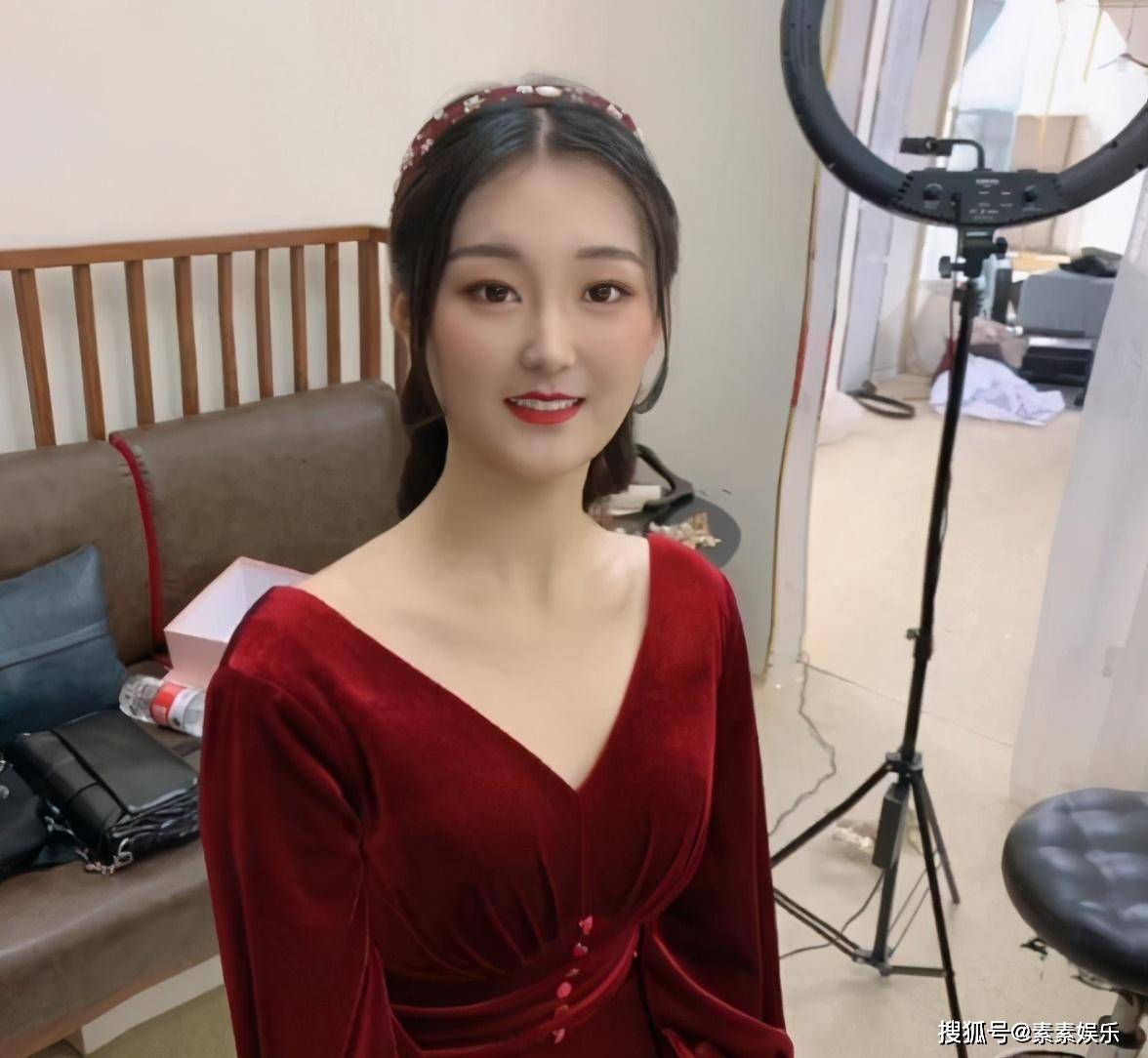 一场直播赚6万，大衣哥儿媳妇真会赚钱，小助理