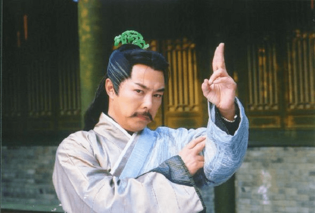 郭靖|倚天屠龙记中，杨逍与杨过是什么关系？原来杨逍是杨过的孙子还是曾孙