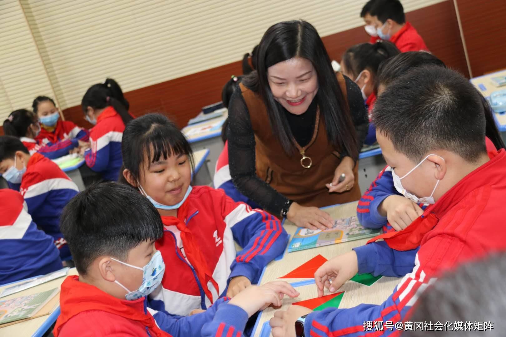 消息资讯|时差2小时，横跨8千里，黄冈新疆师生共聚“云端”同上一堂课