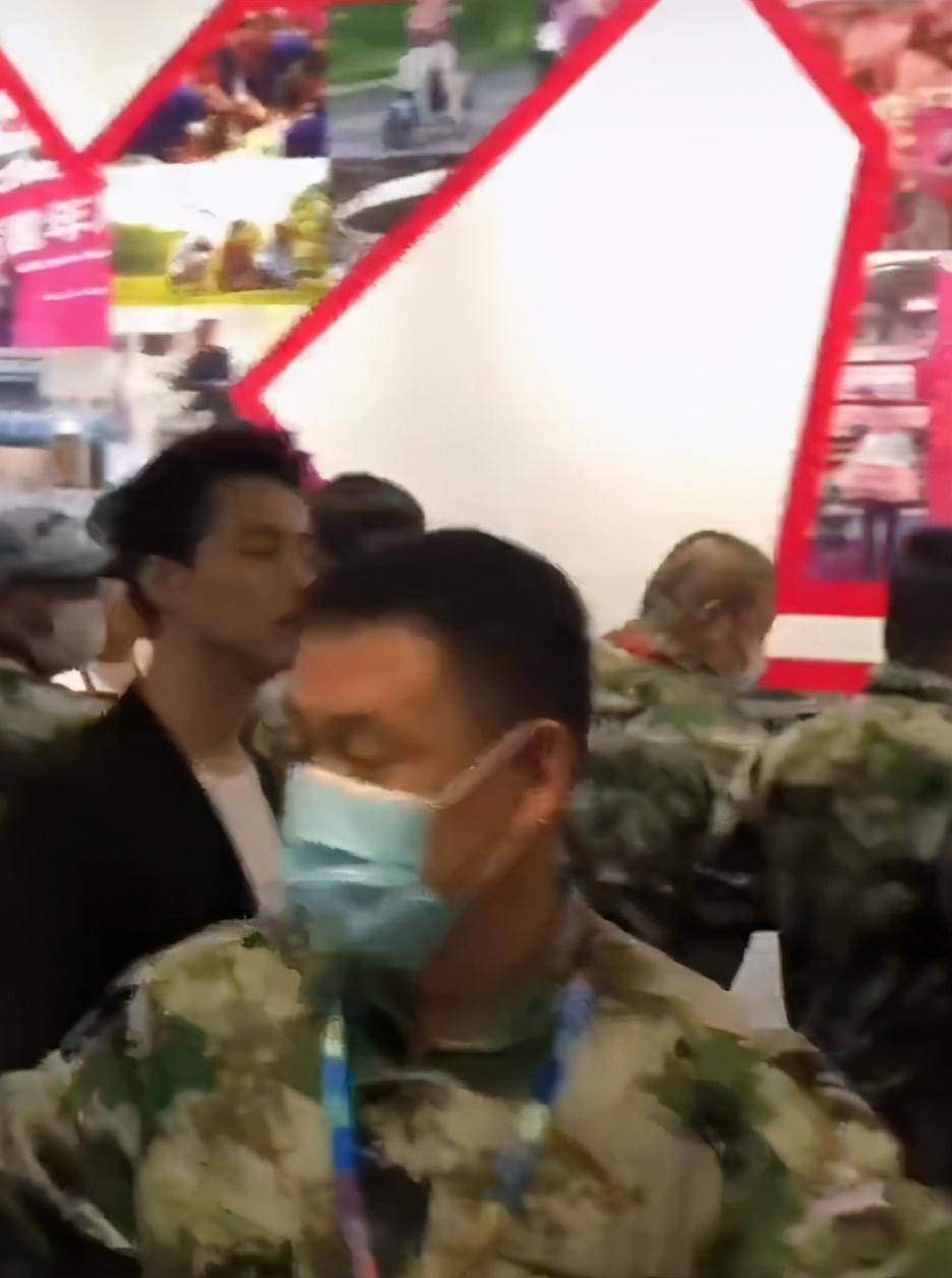 马天宇获30多名保安手拉手保护，行走其中疑默许
