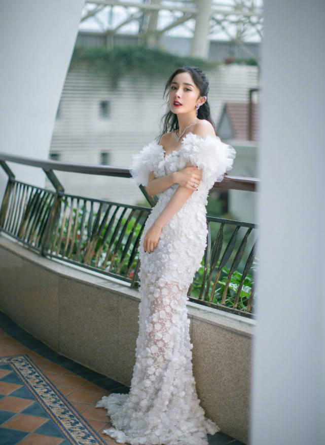 杨幂|又被精修骗了？杨幂出席活动戴巨型耳饰酷飒减龄，生图曝光侧脸很虐沧桑显老