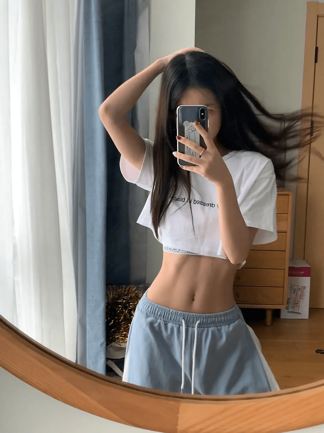 曾经的星女郎徐娇,脸跟印象里的不一样,但这腰我忍不住看了好久