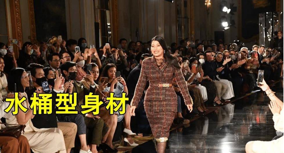 原创泰国小公主在t台大秀水桶型身材,臃肿却自信满满,成时装秀焦点