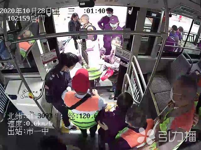 耐心搀扶盲人乘客上下车 苏州“最美劳动者”刘