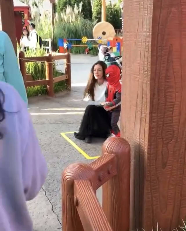怎么样穿才不像小孩子 854b15f6044f4727bbec479cf8c75588.jpeg