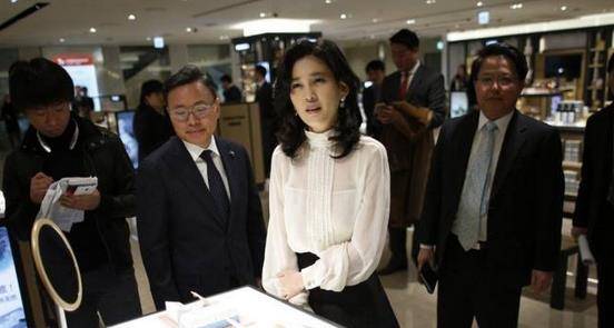 下嫁保安未善终_李富真