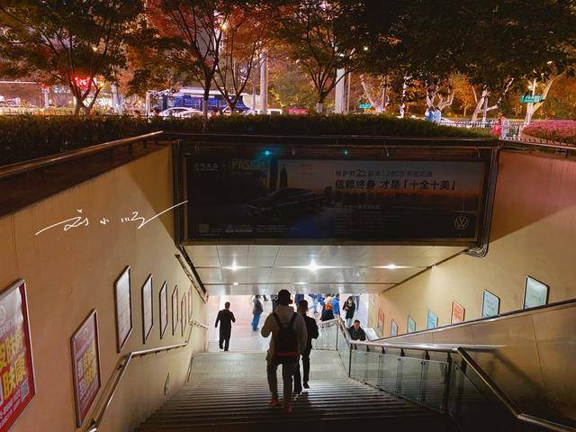实拍“亚洲第一大地铁站”南京新街口站，出口太多，游客常常迷路_城市