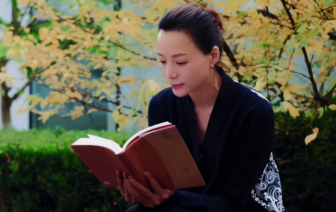 董卿真是位有韵味的女人,生图造型中很有气场,但皮肤有点松弛