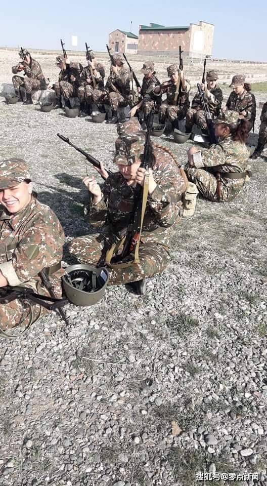 亚美尼亚女兵训练画面曝光手持长枪面露微笑