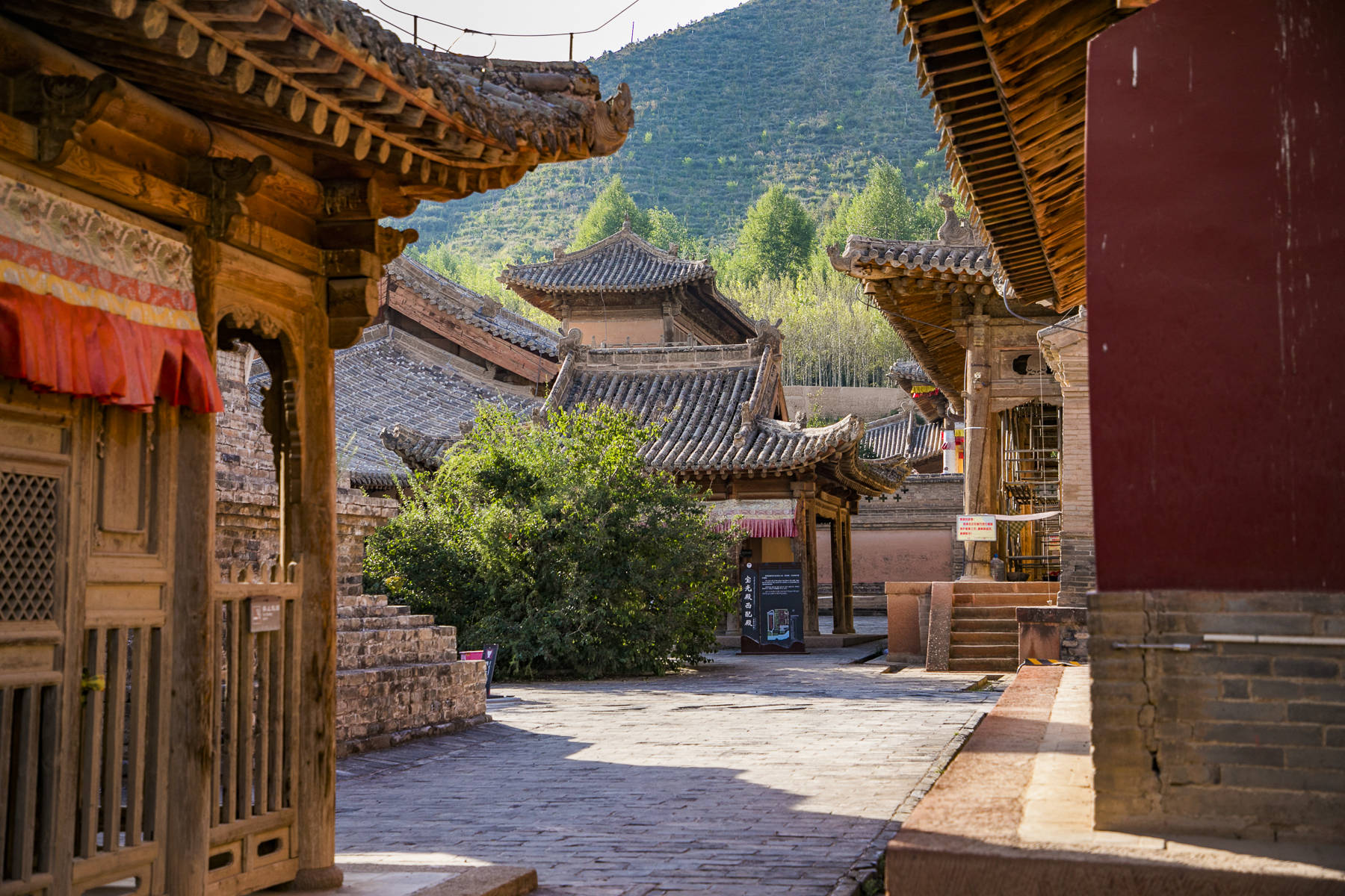 青海|藏在青海的这座古寺，明朝7位皇帝为它下达敕谕，足以媲美故宫