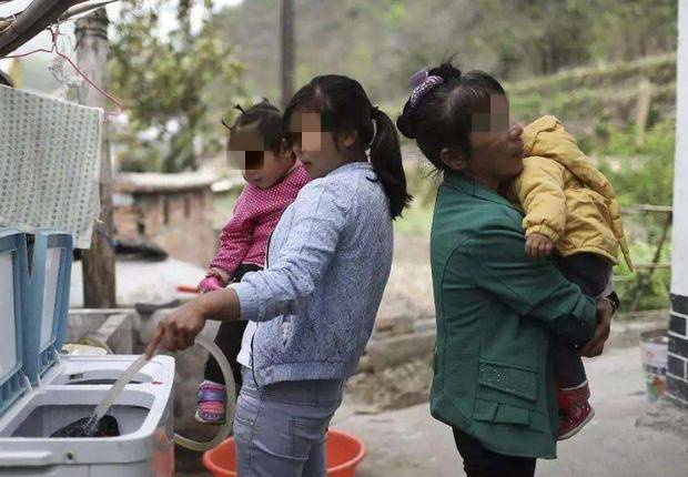 “女子自称养育8个孩子，挤在只有数平米的房间生活”被质疑，当地妇联回应