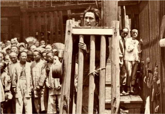 老照片还原真实的清朝酷刑:图六正给义和团行刑,图八为凌迟处死