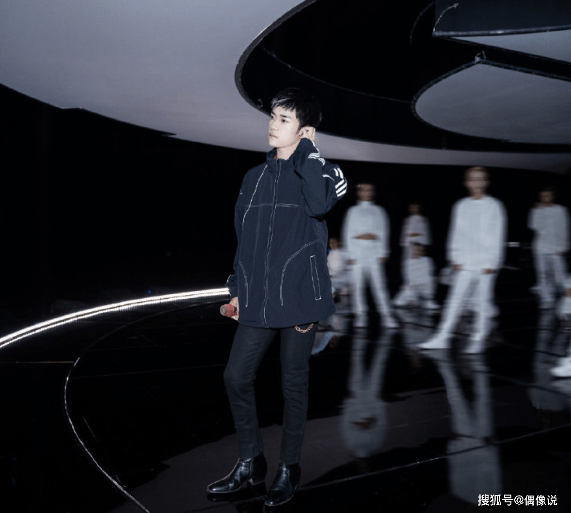 皮鞋|易烊千玺新造型挑染白色刘海！穿着尖头皮鞋唱新歌，气质大变！