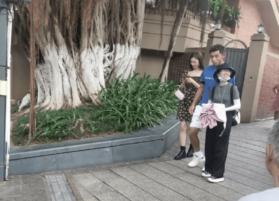 老脸|金晨谈恋爱也太尴尬了！节目组卖力撮合个寂寞……这张不老脸就能胡作非为吗？