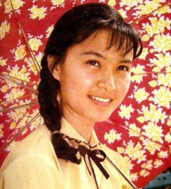 方舒:2婚2离遭小10岁屠洪刚抛弃,两个女儿两个爸,如今