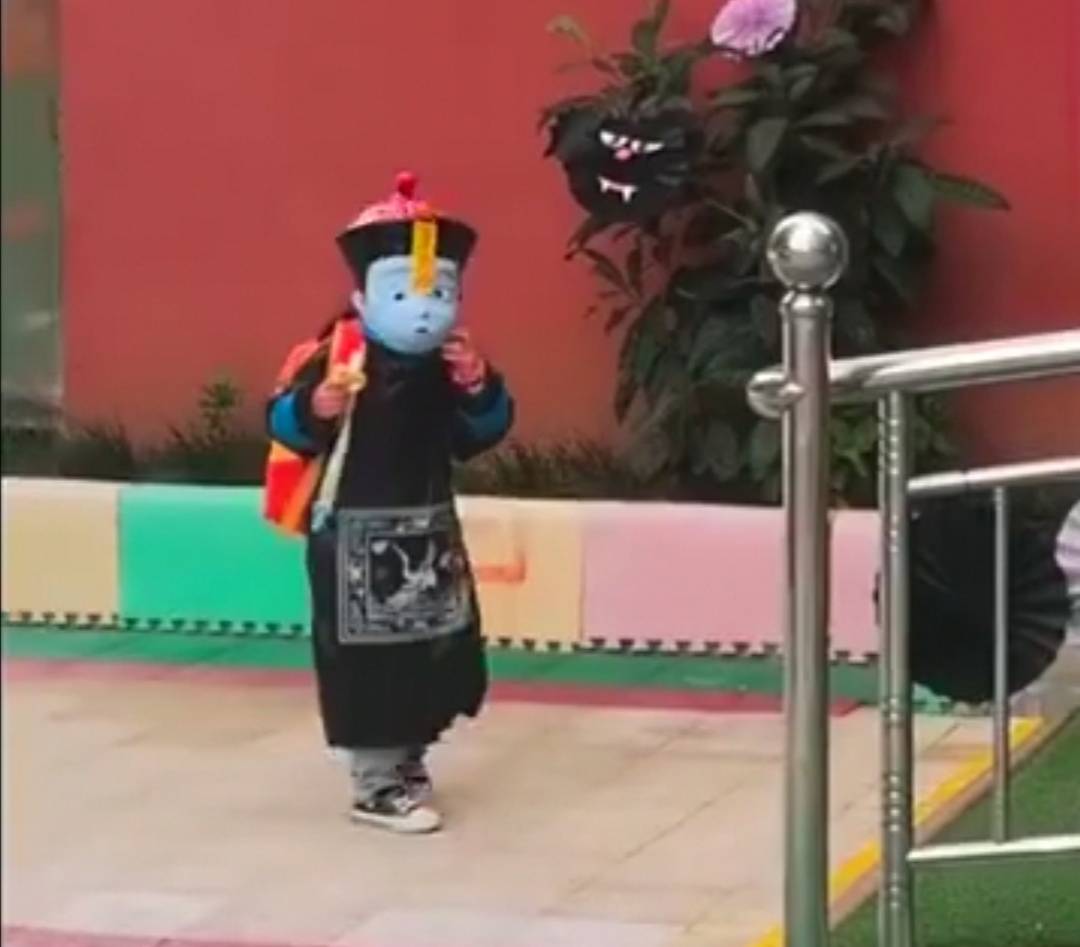 原创湖北荆州女童被家长扮成"清朝小僵尸",为参加幼儿园万圣节活动