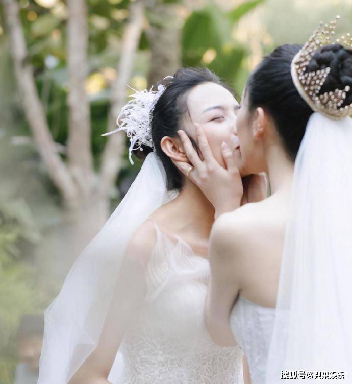 原创杨丽萍徒弟水月婚礼真爱可跨越性别师父杨丽萍却毫无表示