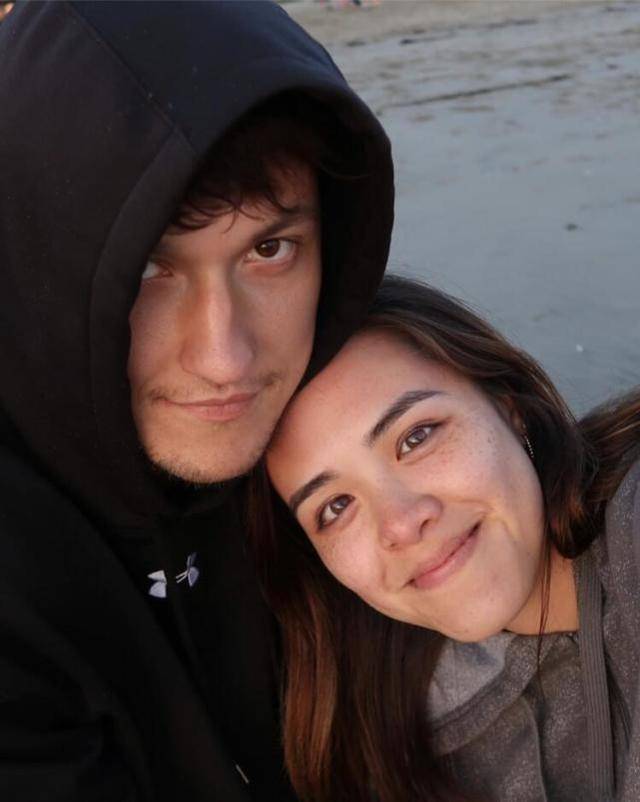 钟丽缇大女儿晒视频，跪地抱头痛哭情绪崩溃，