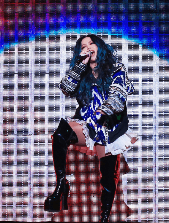 大腿|张惠妹玩下衣失踪，一双加粗版的大腿配上一双恨天高，画风辣眼睛