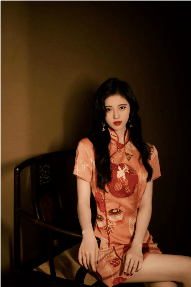 旗袍|鞠婧祎活动生图曝光，短款旗袍秀美腿，头身比例虐被嘲像大头娃娃