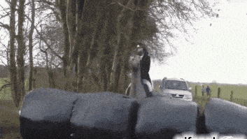 搞笑gif:妹子被困到圈里,只有全部喝光才能出去