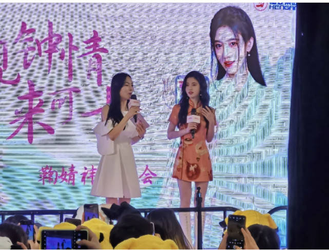 旗袍|鞠婧祎活动生图曝光，短款旗袍秀美腿，头身比例虐被嘲像大头娃娃