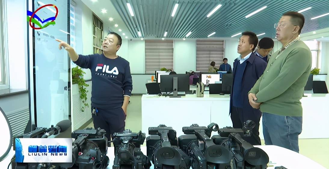 调研中,贺柱才来到新闻生产发布中心和记者办公区域