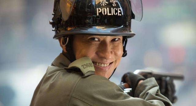 的时候,才顺利考入 皇家警察少年训练学校, 毕业后就成为了一名 军装