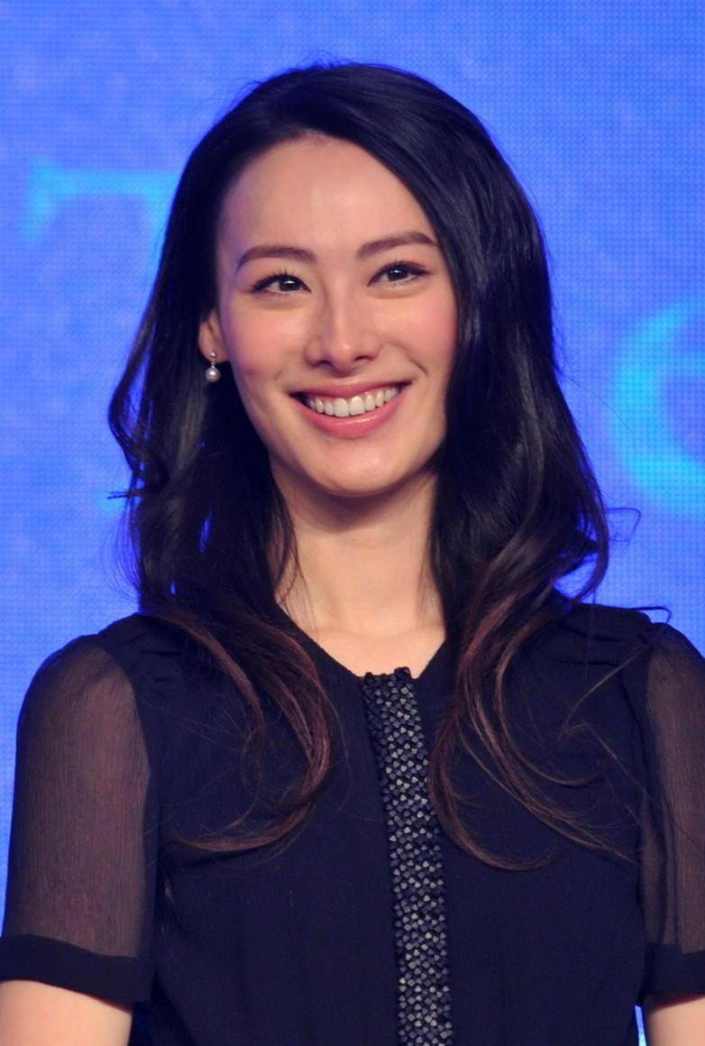 "阔太"梁洛施气质全开,卷发搭配黑色连衣裙现身活动,高贵大气