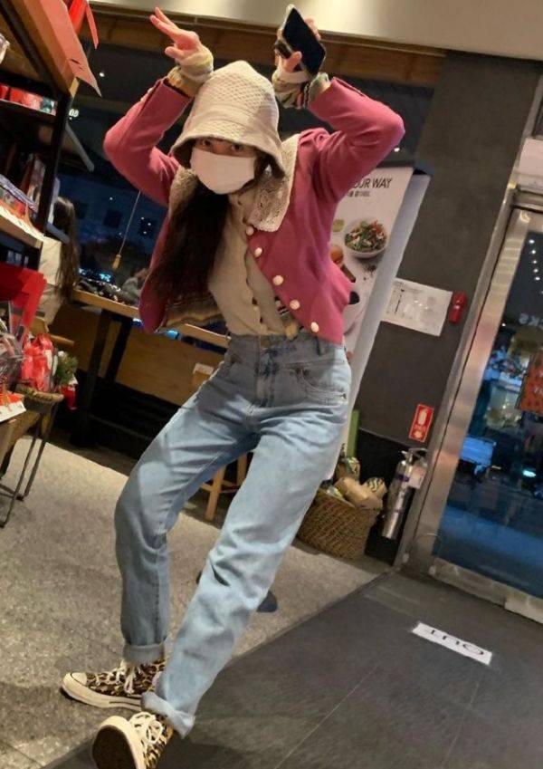 服装|韩国女星穿衣底线在哪？泫雅穿“巴掌大”上衣出门，不怕被人看