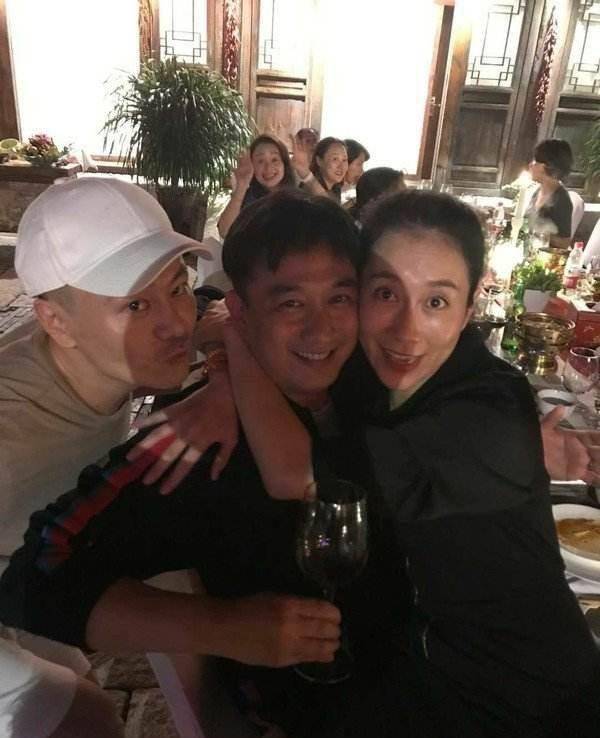 脖颈|温峥嵘妆容油腻，瘦的骨相很苍老，脖颈纹多的像个老人！