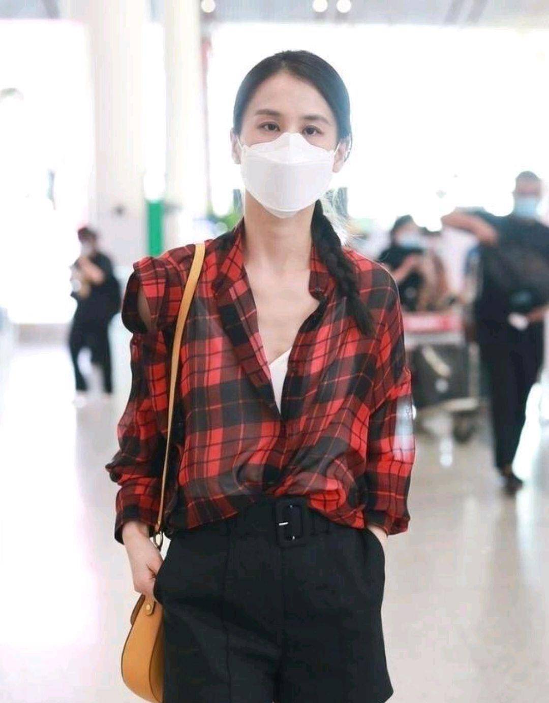 惊艳的女明星衣服 9fd974dbb2884fd0812b2f7b783d38cb.jpeg