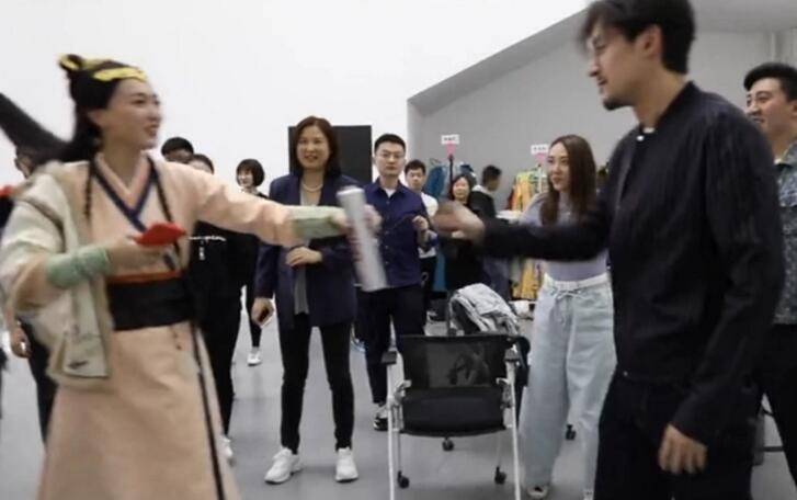 胡歌探班唐嫣花絮曝光 糖糖秒变迷妹飚上海话聊天