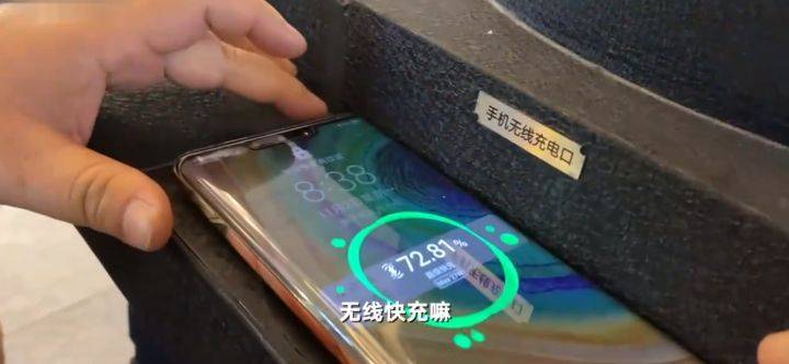 武汉街头出现手机无线充电路灯原来这就是led智慧灯杆屏