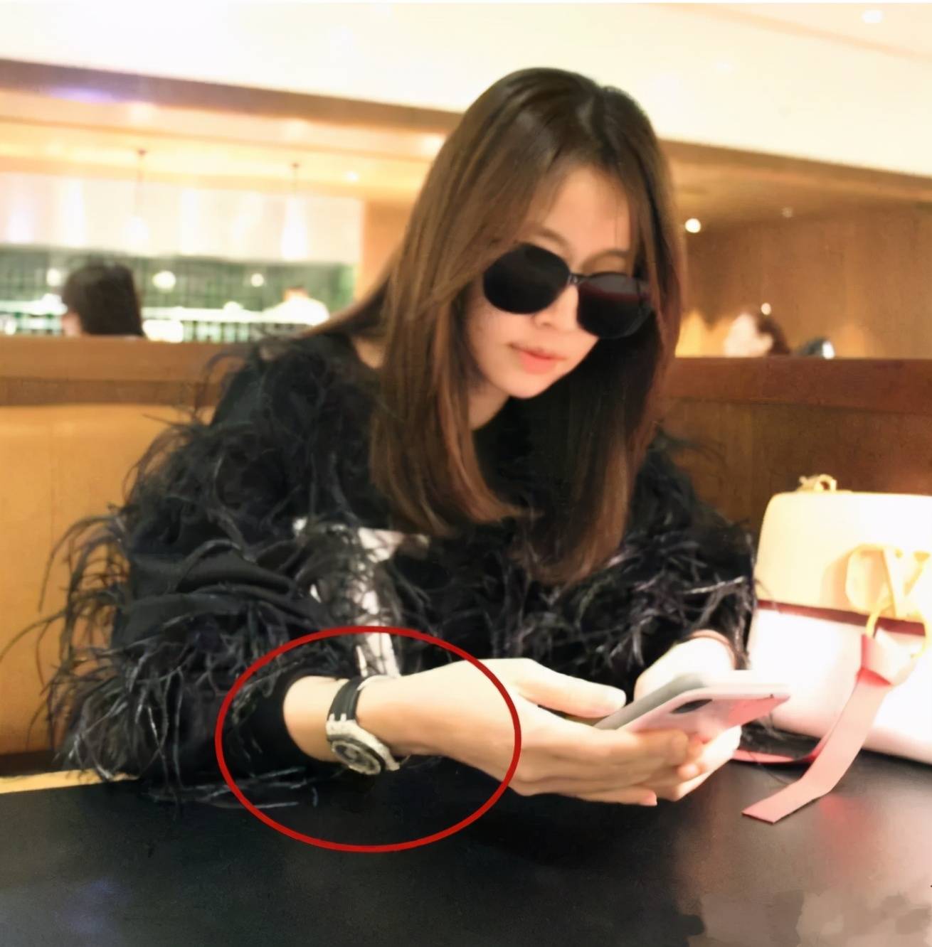 大寿|林心如为父亲过70岁大寿！小香风造型很优雅，拍照时腕表更吸睛