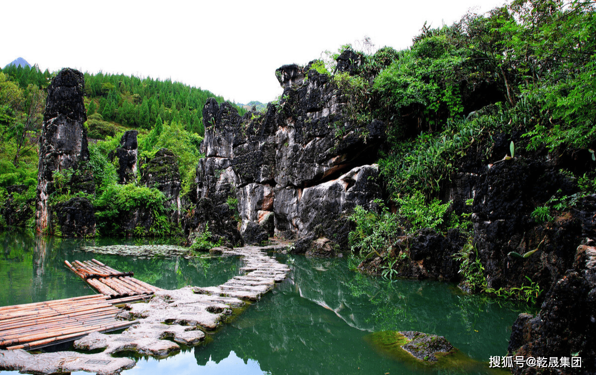 陡坡塘景区:陡坡塘瀑布顶上是一个面积达1.