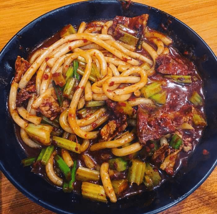 这款新疆美食,在家也能做._炒米粉