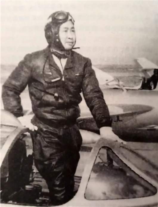 他本是国军的空军上尉，后开着飞机起义，1964年