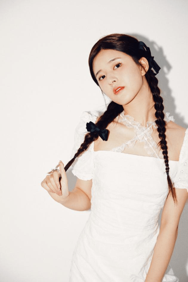 少女|古灵精怪赵露思，双马尾配白色大领裙更显少女感，让人怎么不爱