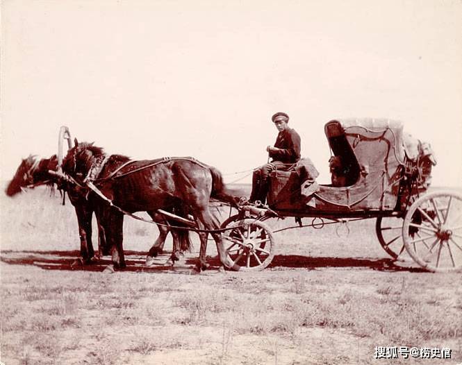 1898年新疆喀什噶尔,热闹市场赶马车的俄国人