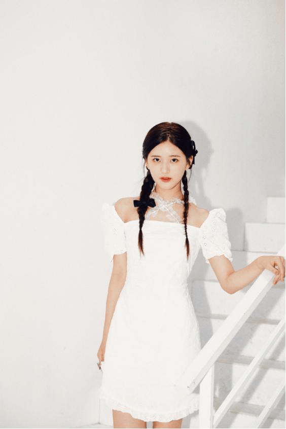 少女|古灵精怪赵露思，双马尾配白色大领裙更显少女感，让人怎么不爱
