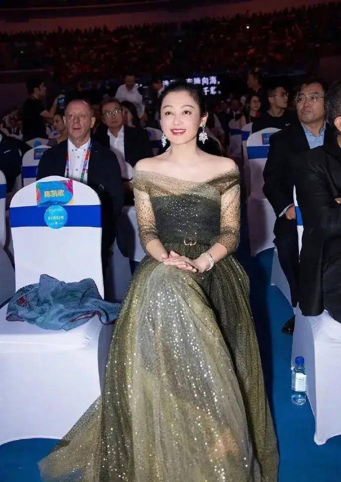 陈红和|女明星比美暗自发力？！唐艺昕产后复出美炸天，可惜对上了婊里婊气的乔欣...