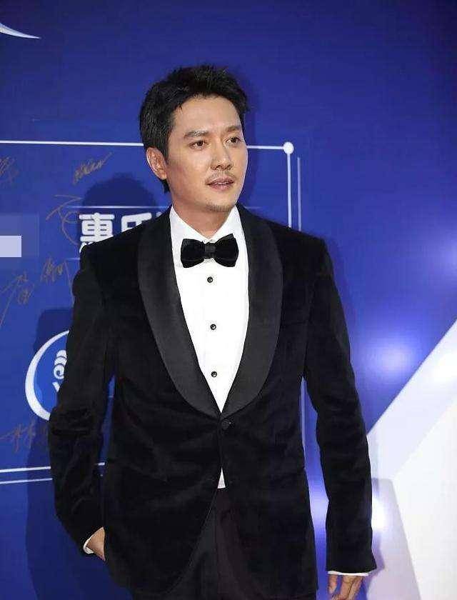 冯绍峰亮相活动，留胡渣颜值回春，与不久前瘦