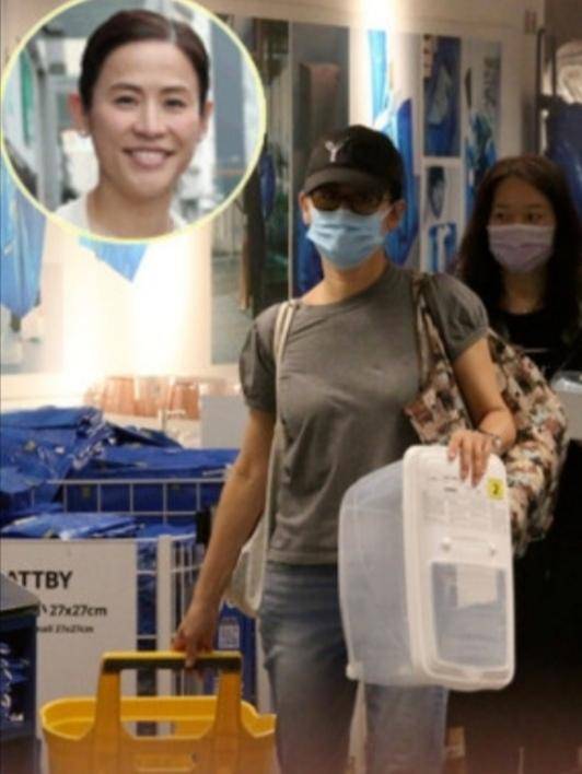 50岁宣萱独自采购花不到300,仅8个月火辣身材已不复