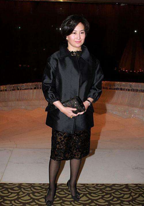 活动|何超琼才是真名媛，出席活动穿普通的黑裙，全身散发贵族气质！